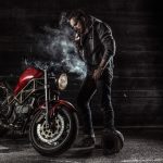 Photo Motard cigarette et Ducati Monster